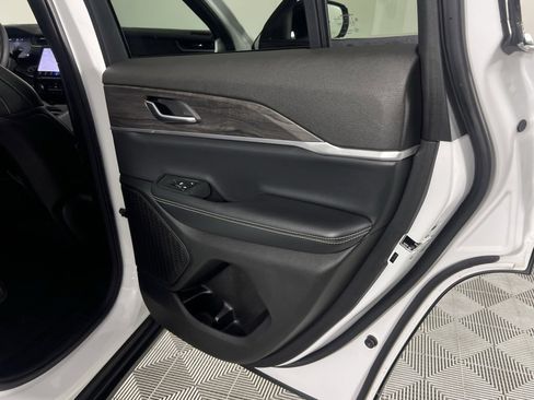 Certified 2024 Jeep Grand Cherokee Limited image 32