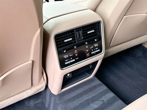 Certified 2023 Porsche Cayenne Platinum Edition AWD/4WD image 27