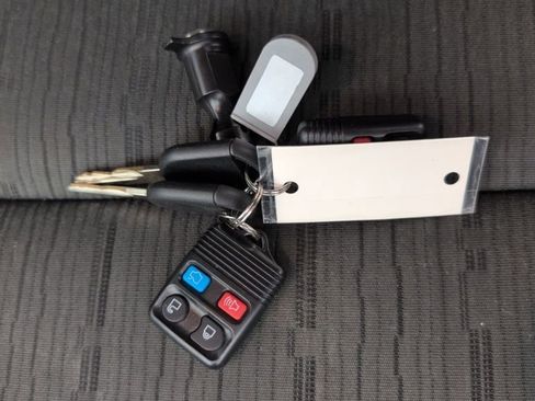 Used 2010 Ford Focus SE image 40