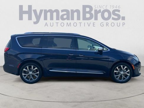 Used 2018 Chrysler Pacifica Limited w/ Tire & Wheel Group FWD image 2