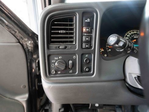 Used 2004 Chevrolet Silverado 2500 LT w/ Heavy-Duty Power Package image 11