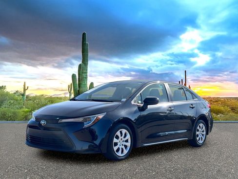 Used 2025 Toyota Corolla LE FWD image 2
