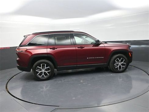 Used 2024 Jeep Grand Cherokee Limited w/ Luxury Tech Group II image 8