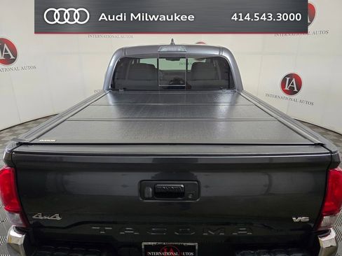 Used 2020 Toyota Tacoma SR5 AWD/4WD image 9