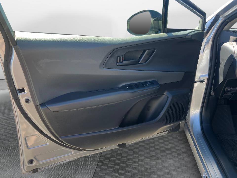 Used 2025 Toyota Prius LE FWD image 30