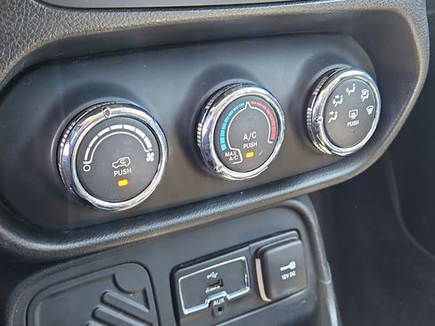 Used 2015 Jeep Renegade Sport w/ Power & Air Group FWD image 25