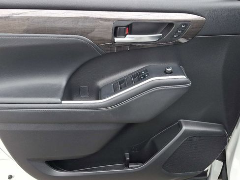 Certified 2022 Toyota Highlander Platinum image 17