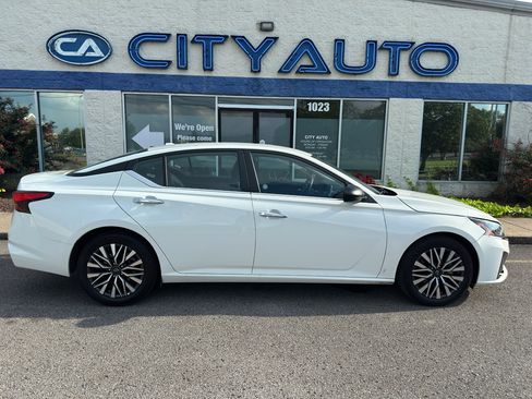 Used 2025 Nissan Altima 2.5 SV FWD image 3