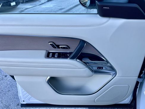 Used 2023 Land Rover Range Rover SE image 12