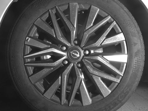 Used 2025 Nissan Altima 2.5 SV FWD image 12