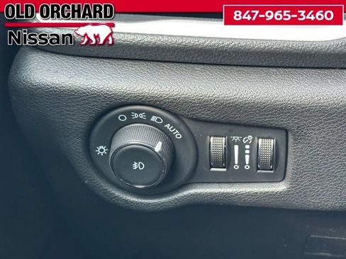 Used 2024 Chrysler Pacifica Touring FWD image 18