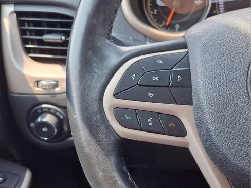 Used 2018 Jeep Cherokee Latitude w/ Altitude Package FWD image 19