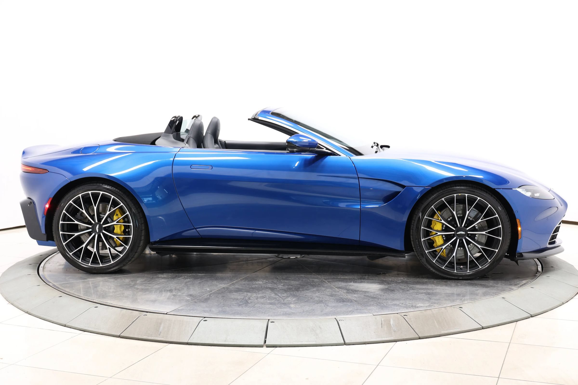 Used 2023 Aston Martin V8 Vantage Roadster RWD image 57