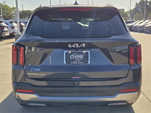 Certified 2025 Kia Sorento S w/ Panoramic Sunroof Package image 4