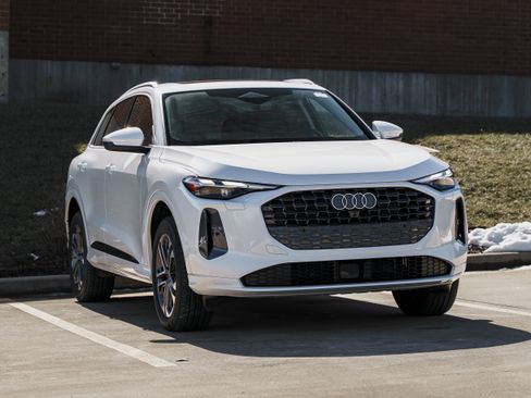 Certified 2025 Audi Q5 Premium w/ Convenience Package image 2