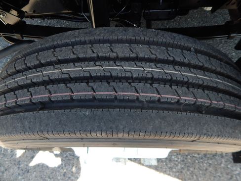 Used 2021 Isuzu NPR image 26