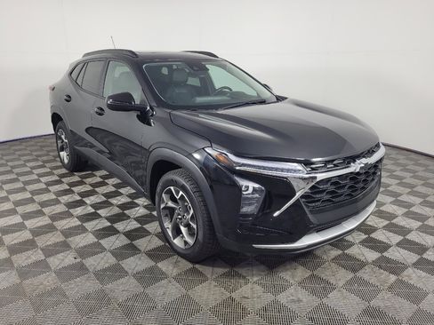 Used 2024 Chevrolet Trax LT w/ Sunroof Package FWD image 13