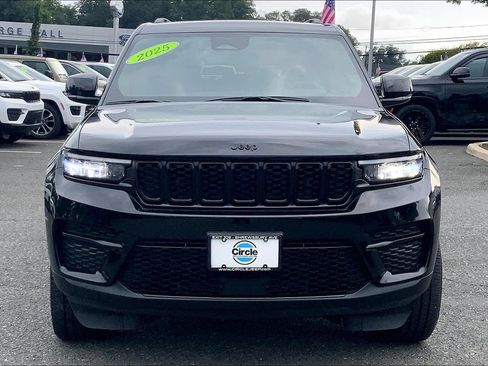 Certified 2025 Jeep Grand Cherokee Altitude AWD/4WD image 3