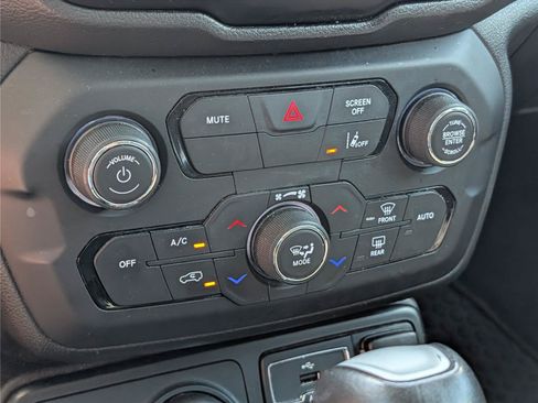 Used 2023 Jeep Renegade Trailhawk AWD/4WD image 18