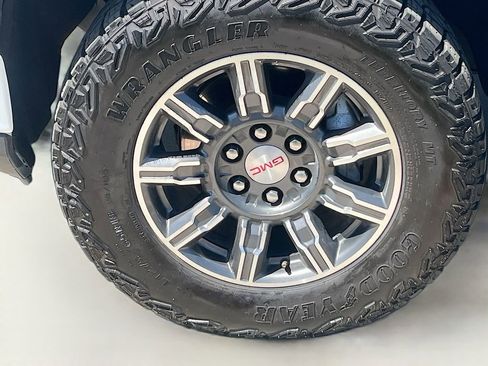 Used 2024 GMC Sierra 1500 AT4 w/ AT4 Premium Package AWD/4WD image 32