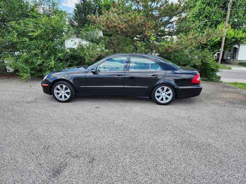 Used 2009 Mercedes-Benz E 350 4MATIC Sedan image 3