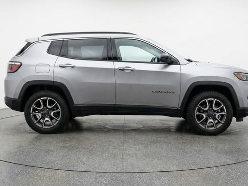Used 2025 Jeep Compass Trailhawk AWD/4WD image 11