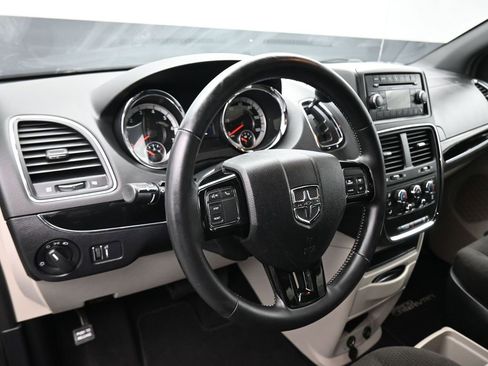 Used 2016 Dodge Grand Caravan SE image 12