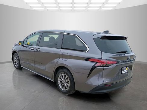 Used 2022 Toyota Sienna XLE image 10