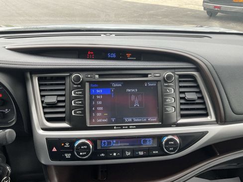 Used 2017 Toyota Highlander Plus AWD/4WD image 17