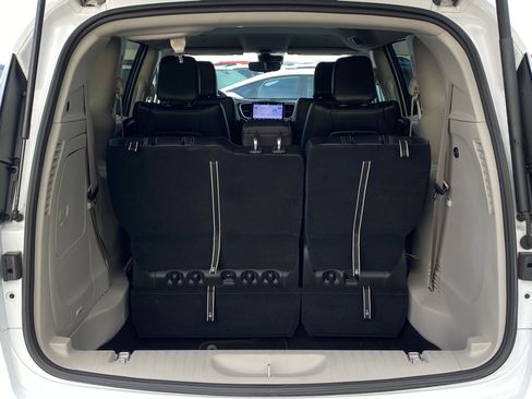 Used 2024 Chrysler Pacifica Select image 13