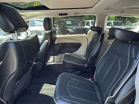 Certified 2024 Chrysler Pacifica Limited FWD image 18