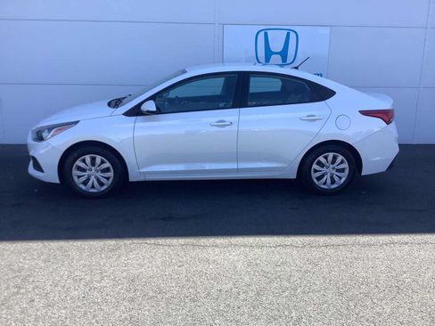 Used 2022 Hyundai Accent SE FWD image 2