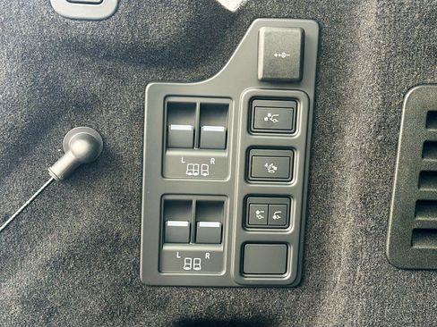 New 2026 Land Rover Discovery Limited Edition AWD/4WD image 13