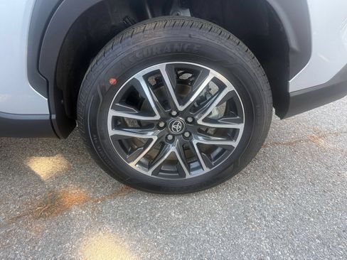 Used 2026 Toyota Corolla Cross XLE FWD image 22