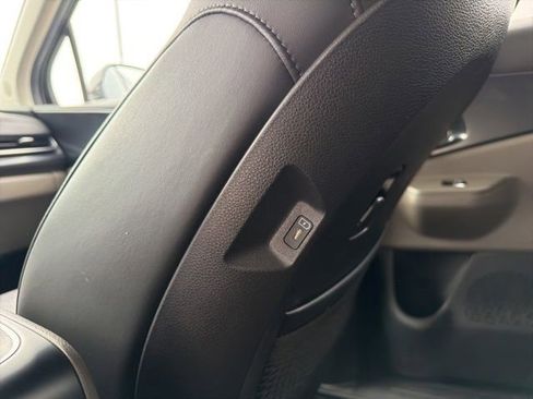 Used 2025 Kia Carnival FWD image 18