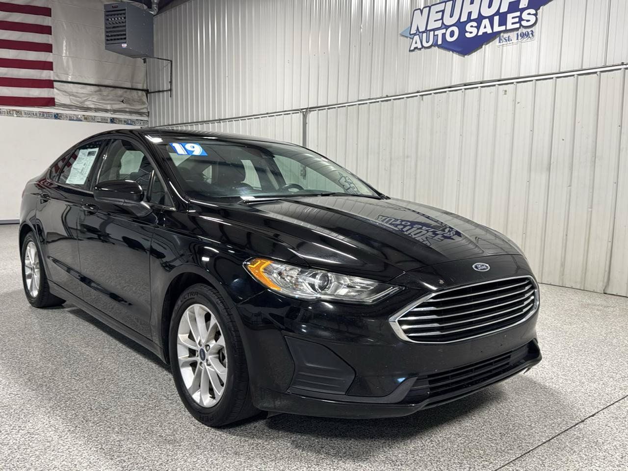 Used 2019 Ford Fusion SE FWD image 2