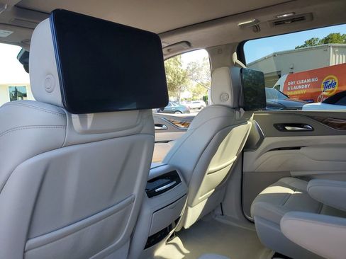 Certified 2022 Cadillac Escalade ESV Premium Luxury Platinum w/ Heavy-Duty Trailer Package image 19