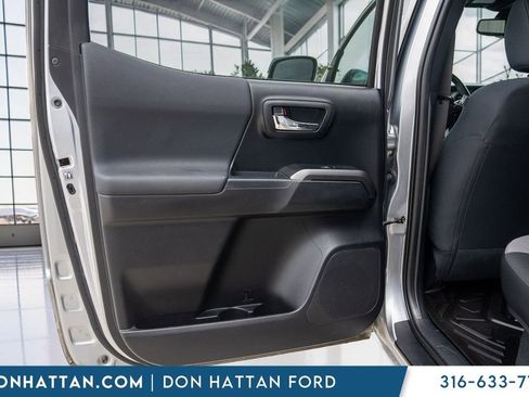 Used 2020 Toyota Tacoma TRD Sport AWD/4WD image 17