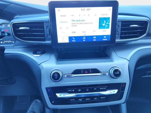 Used 2022 Ford Explorer XLT w/ Equipment Group 202A AWD/4WD image 13