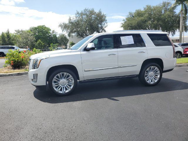 Used 2020 Cadillac Escalade Platinum AWD/4WD image 2