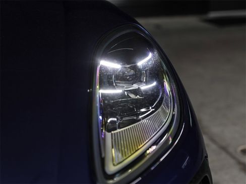 Used 2025 Porsche Macan image 11