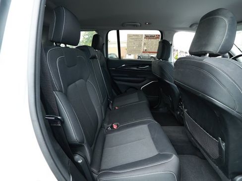 Used 2022 Jeep Grand Cherokee Laredo w/ Luxury Tech Group I AWD/4WD image 29