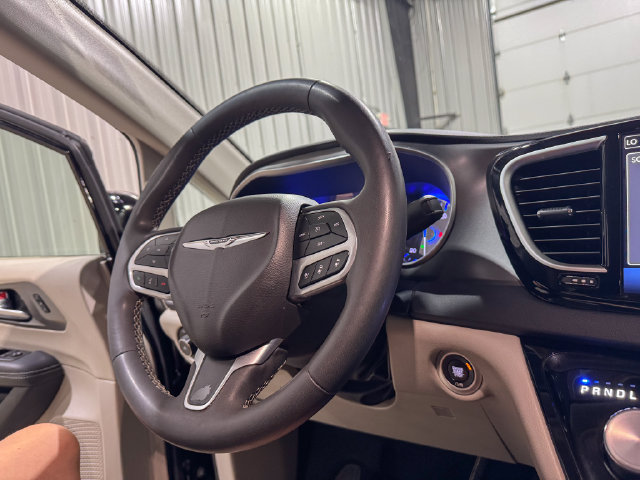 Used 2024 Chrysler Pacifica Touring-L FWD image 14