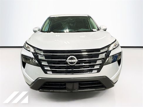 Used 2024 Nissan Rogue SV image 2