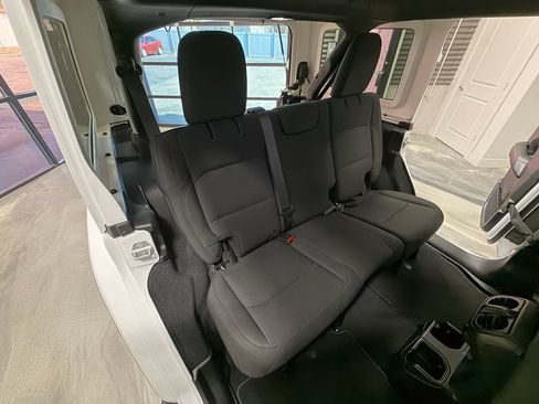 Used 2018 Jeep Wrangler Unlimited Sahara w/ Uconnect 4C Nav & Sound Group AWD/4WD image 5