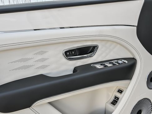 New 2026 Bentley Bentayga AWD/4WD image 15