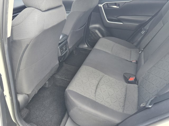 Used 2021 Toyota RAV4 XLE w/ Convenience Package FWD image 12