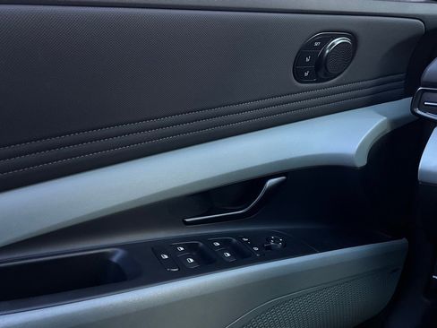 Used 2025 Hyundai Elantra Limited image 21