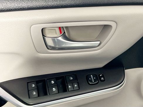 Used 2016 Toyota Camry SE image 14