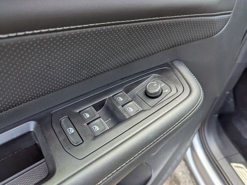 Used 2025 Volkswagen Atlas SE image 19